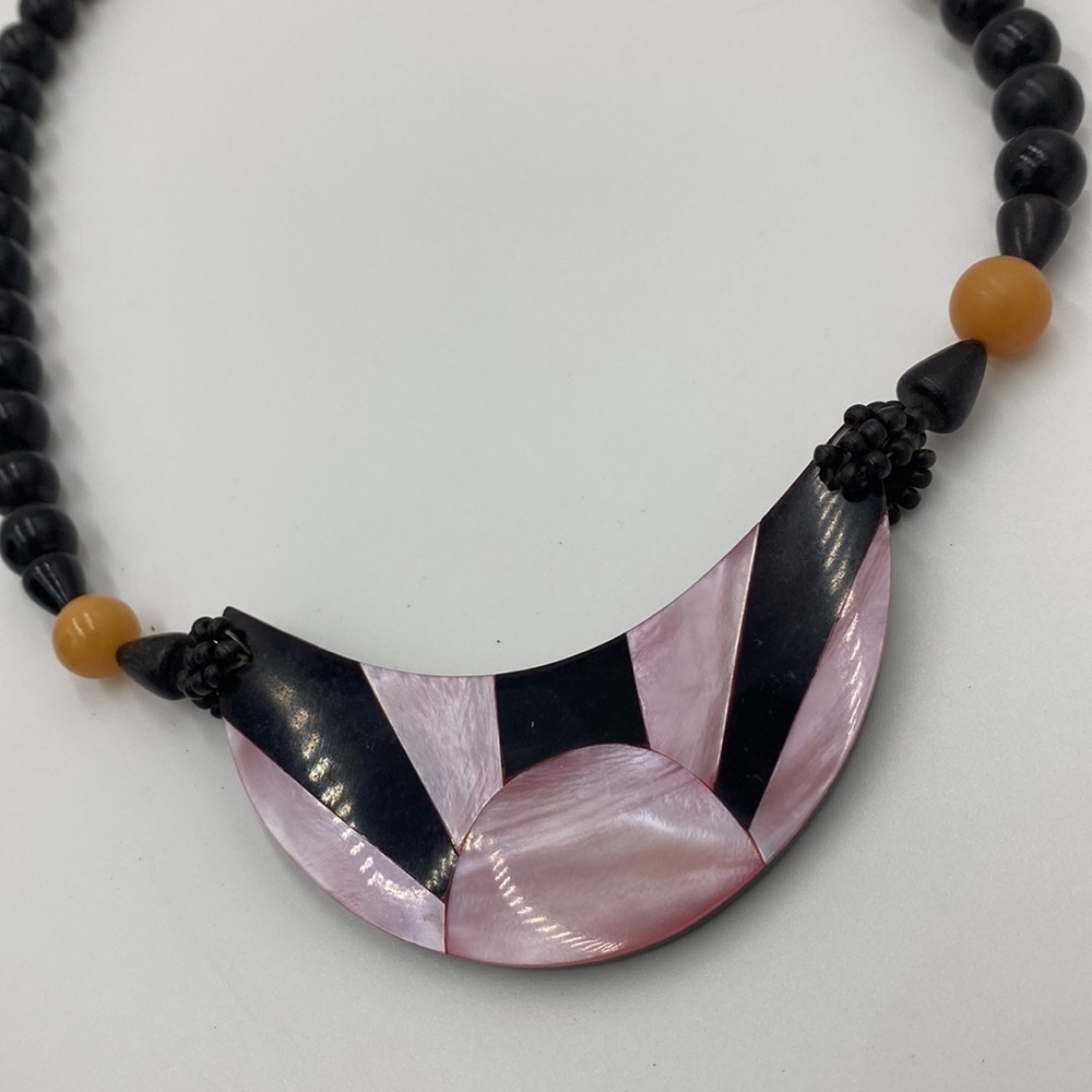 * 𝒮𝒪𝐿𝒟 *  Vintage 80s Pink Shell and Onyx, Mother of Pearl Necklace